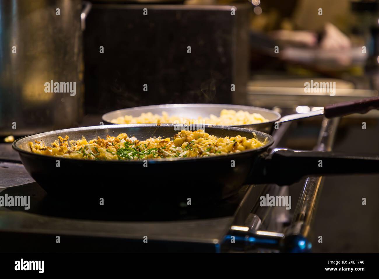 Cassez sur un four à bois dans le Filzmoosalm avec 'Kas-Nockerln' ou spaetzle au fromage. Spécialités maison au Filzmoosalm, Großarl, Salzbourg, Autriche Banque D'Images