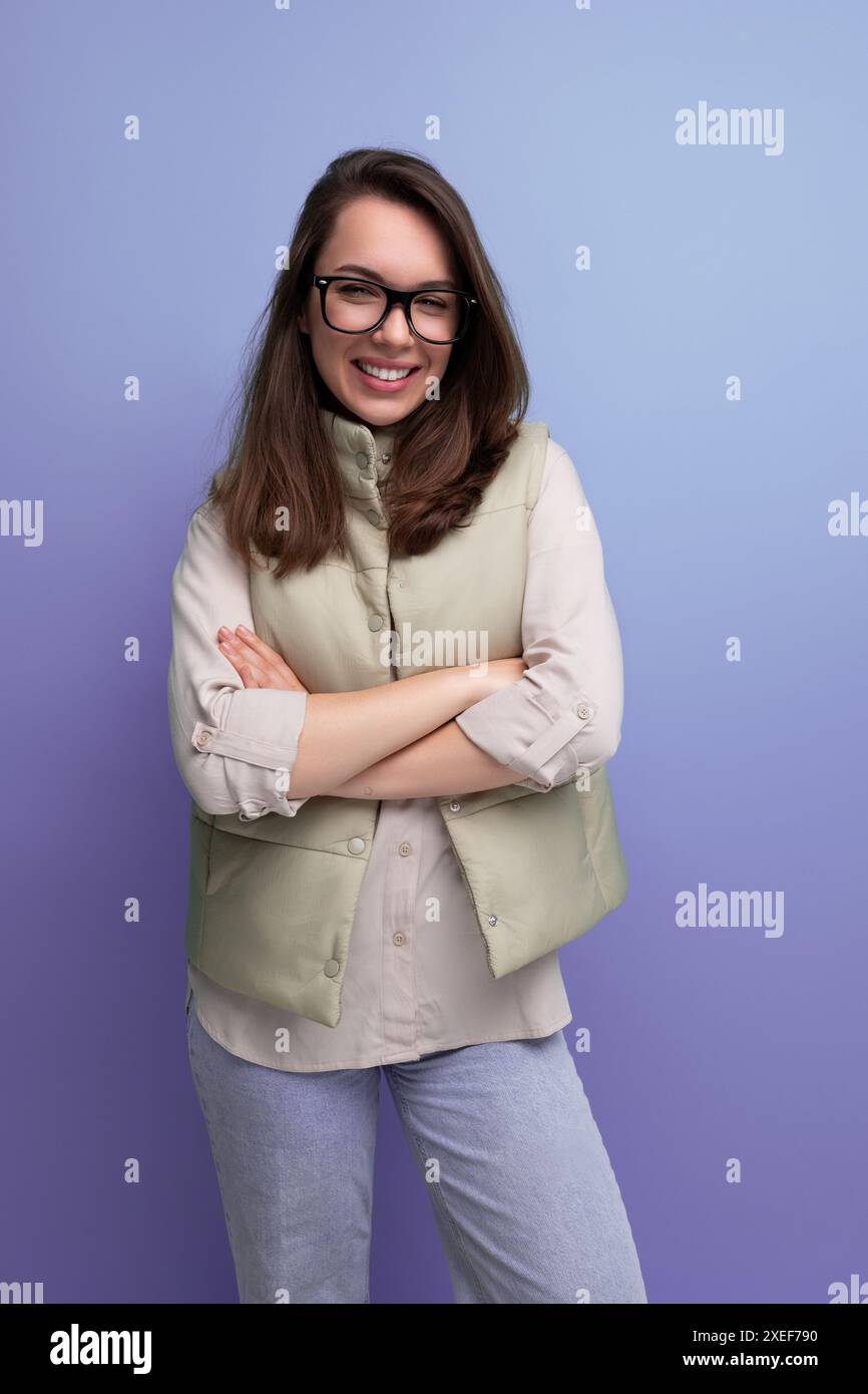 Portrait d'une jolie jeune femme brune dans un look décontracté et des lunettes Banque D'Images