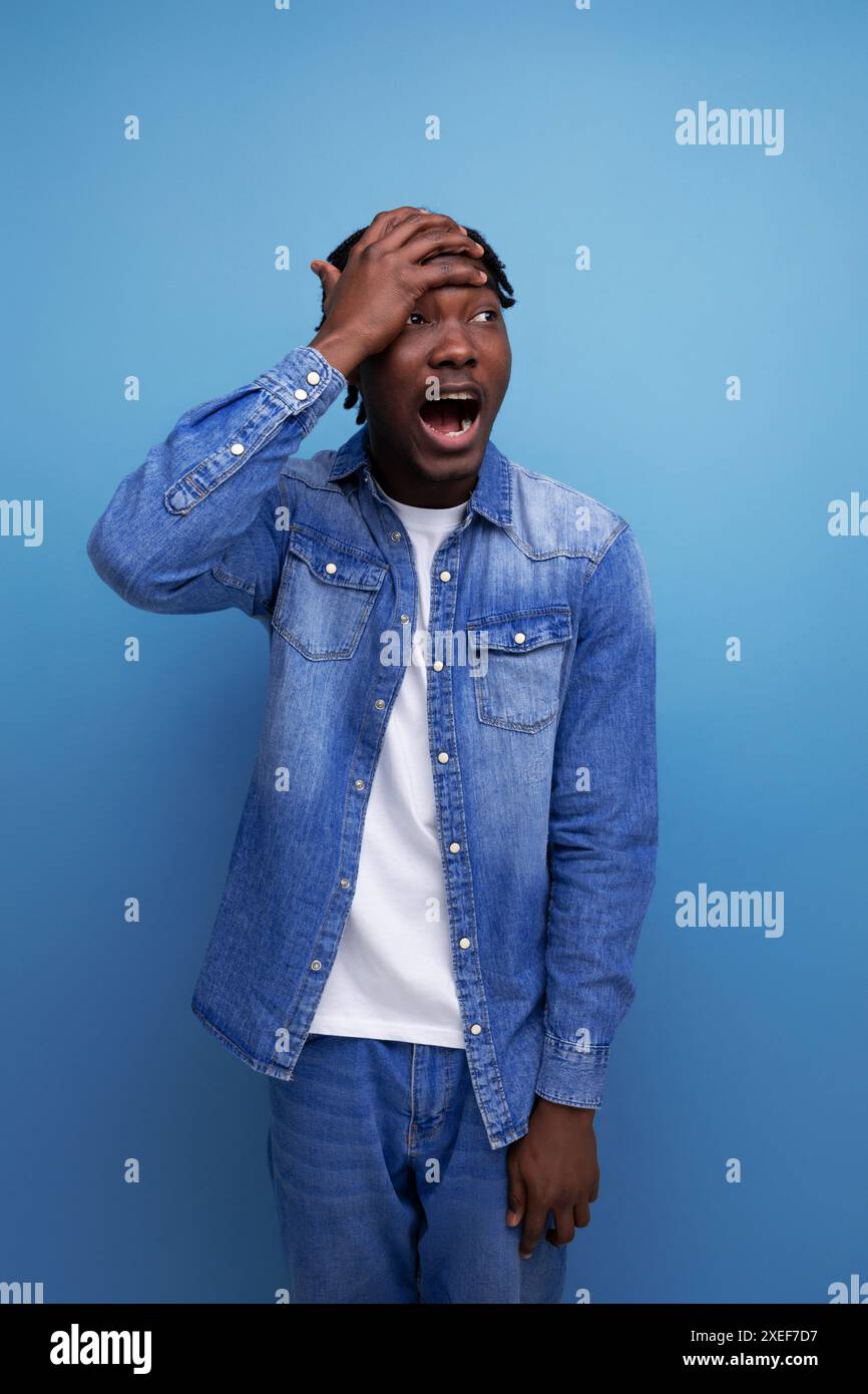 Charismatique homme africain élégant avec dreadlocks noirs vissés Banque D'Images