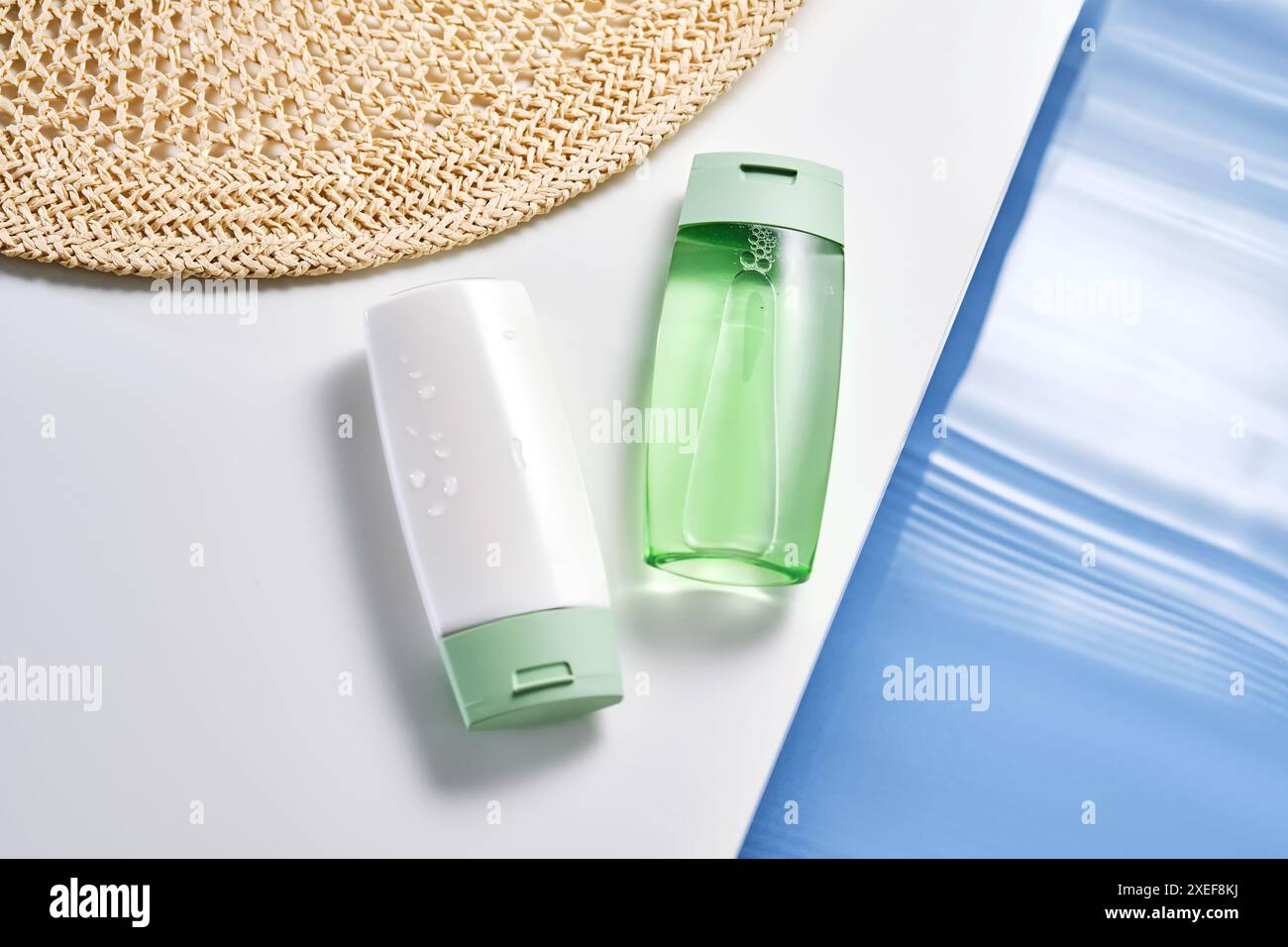 Shampooing et gel douche avec effet hydratant et protection solaire. Banque D'Images