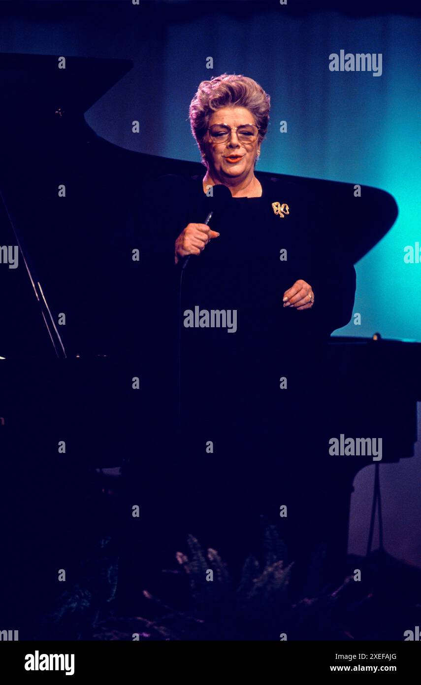 La chanteuse Rosemary Clooney se produit lors de l'enregistrement de la série PBS « In performance at the White House » sur la pelouse sud de la Maison Blanche à Washington DC le 18 juin 1993. Le spectacle est un salut en l'honneur du 40e anniversaire du Newport Jazz Festival. Crédit : Ron Sachs/CNP Banque D'Images