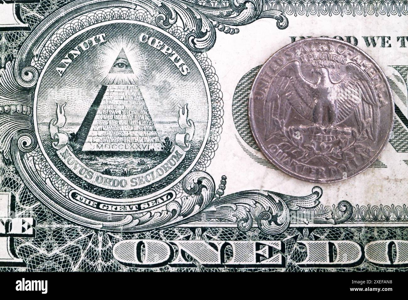 Gros plan sur un billet de 1 dollar avec l'accent sur l'œil de la Providence et sur l'aigle de pièce de 25 cents. Banque D'Images