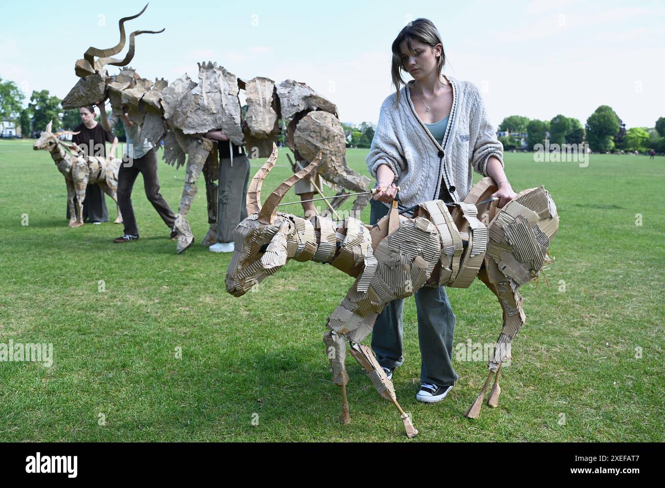 The Herds est un nouveau projet artistique ambitieux de l'équipe de Walk Productions derrière Little Amal , qui a lieu avril-août 2025 . Les animaux marionnettes fuient vers le nord du désastre climatique en traversant un itinéraire de 000 km entre l'Afrique centrale et l'Europe du Nord. Banque D'Images