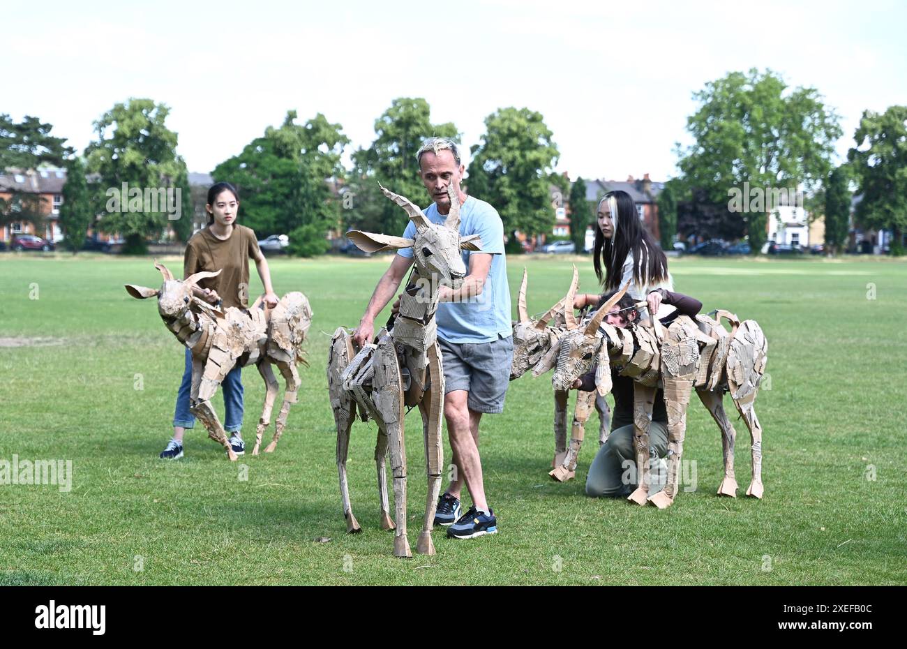 The Herds est un nouveau projet artistique ambitieux de l'équipe de Walk Productions derrière Little Amal , qui a lieu avril-août 2025 . Les animaux marionnettes fuient vers le nord du désastre climatique en traversant un itinéraire de 000 km entre l'Afrique centrale et l'Europe du Nord. Banque D'Images