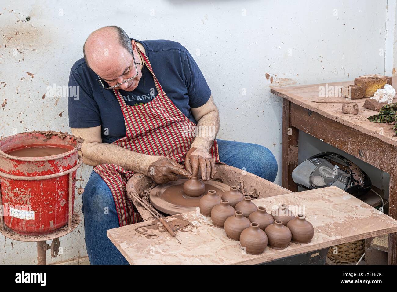 Un homme fabrique des objets en céramique traditionnels d'art populaire grec au Cyprus Handicrafts Center, Nicosie Banque D'Images