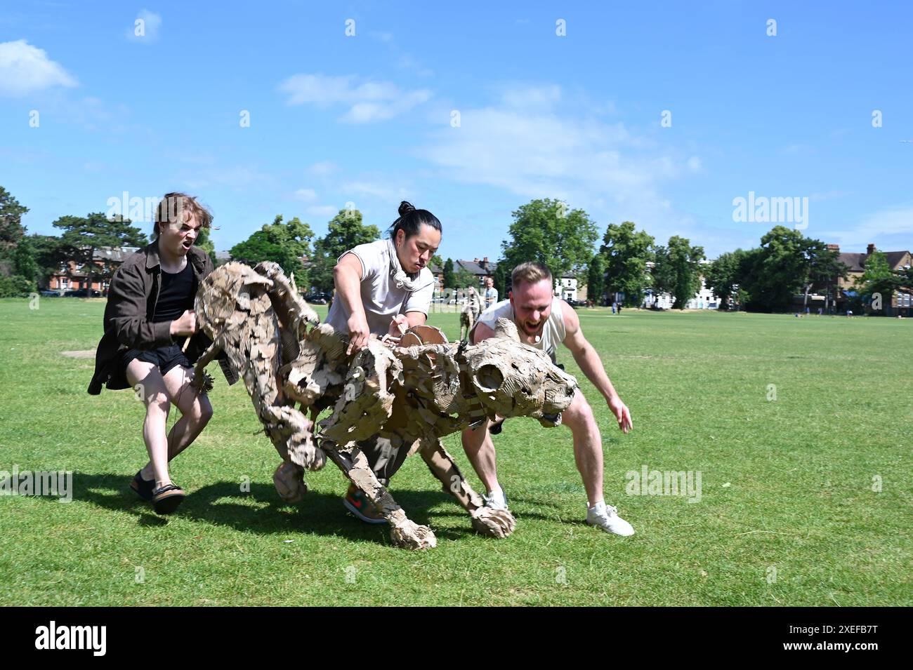 The Herds est un nouveau projet artistique ambitieux de l'équipe de Walk Productions derrière Little Amal , qui a lieu avril-août 2025 . Les animaux marionnettes fuient vers le nord du désastre climatique en traversant un itinéraire de 000 km entre l'Afrique centrale et l'Europe du Nord. Banque D'Images