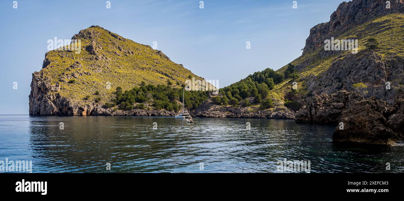 Morro de sa Vaca pic se mélangeant avec Coll des Bancalet et la montagne el Turmàs, comme un catamaran repose dans la baie de sa Calobra. Banque D'Images