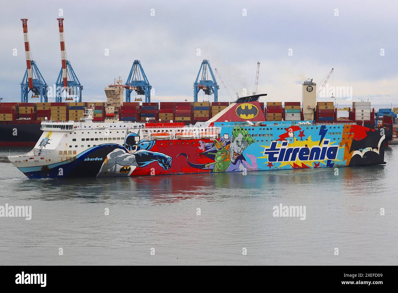 Ferry Tirrenia "Sharden" montrant la livrée côté port complète des graphismes DC Superheroes en partenariat avec Warner Bros & DC Entertainment. Banque D'Images