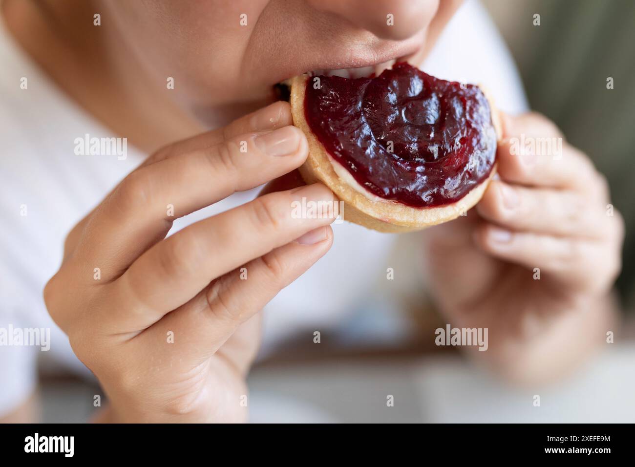 Une jeune femme surmange de bonbons pendant un régime. troubles de l'alimentation Banque D'Images