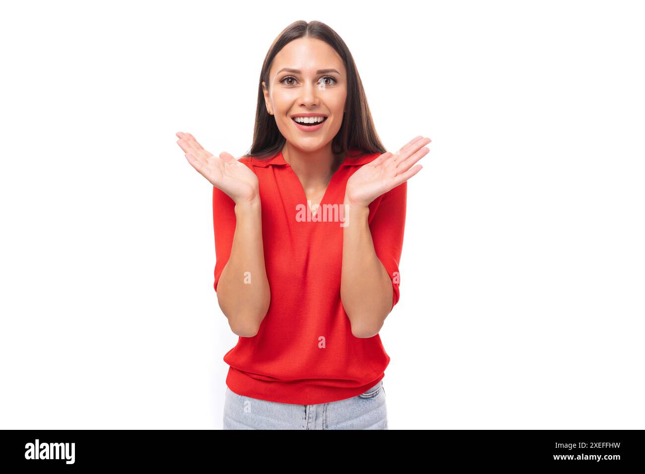 Femme caucasienne active de 30 ans à cheveux noirs droits vêtue d'une chemise à manches courtes rouge souriant sur fond blanc Banque D'Images