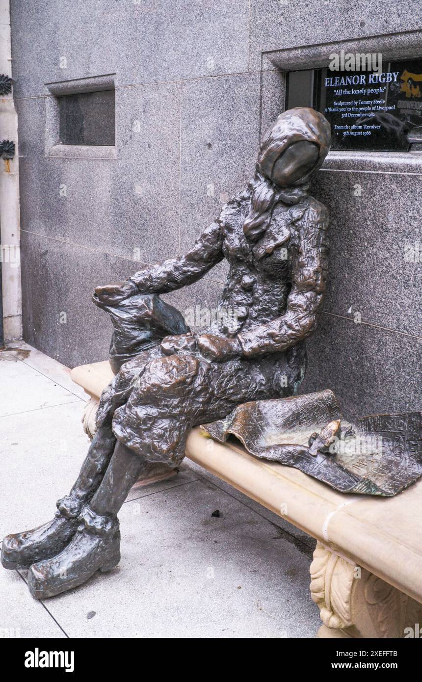 Statue solitaire d'Eleanor Rigby dans le quartier de la grotte de la ville de Liverpool Banque D'Images