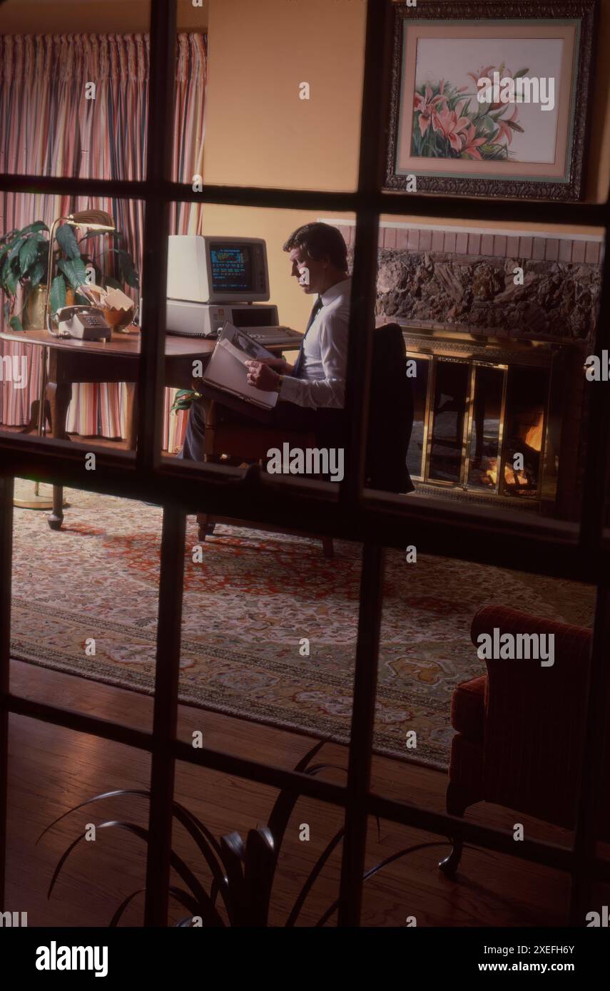 Travailler la nuit à la maison Banque D'Images