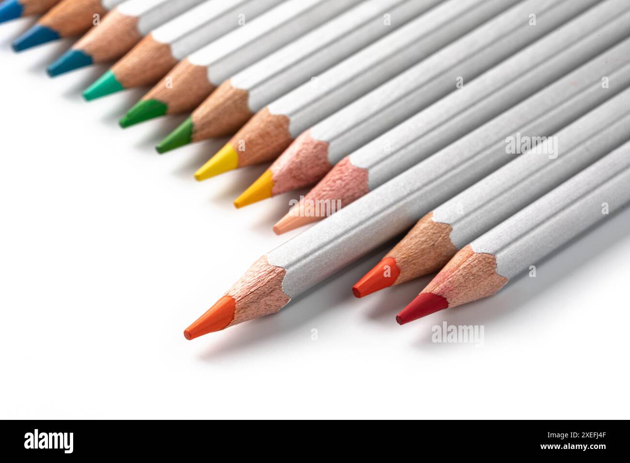 Crayons de couleur en bois sur fond blanc Banque D'Images