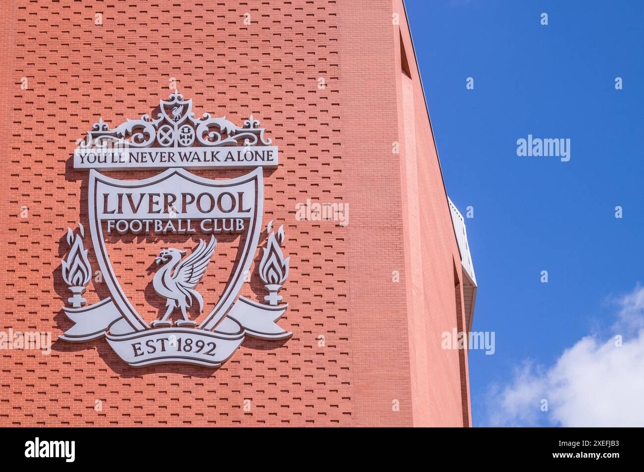 L'écusson du club du Liverpool FC affiché sur le stand principal à Anfield, Liverpool, avec le célèbre motif « You'll Never Walk Alone ». Banque D'Images