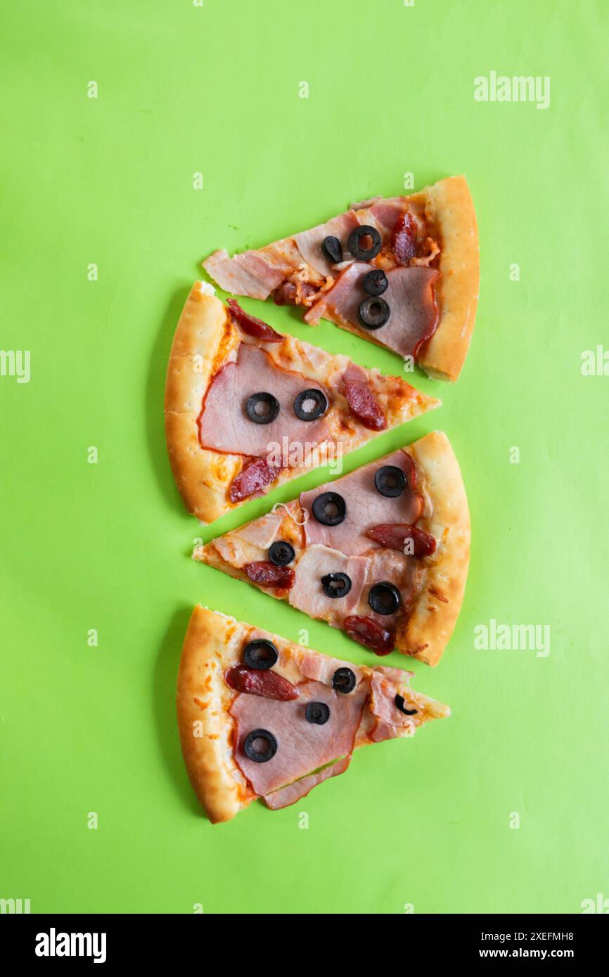Tranches de pizza sur un fond vert Banque D'Images