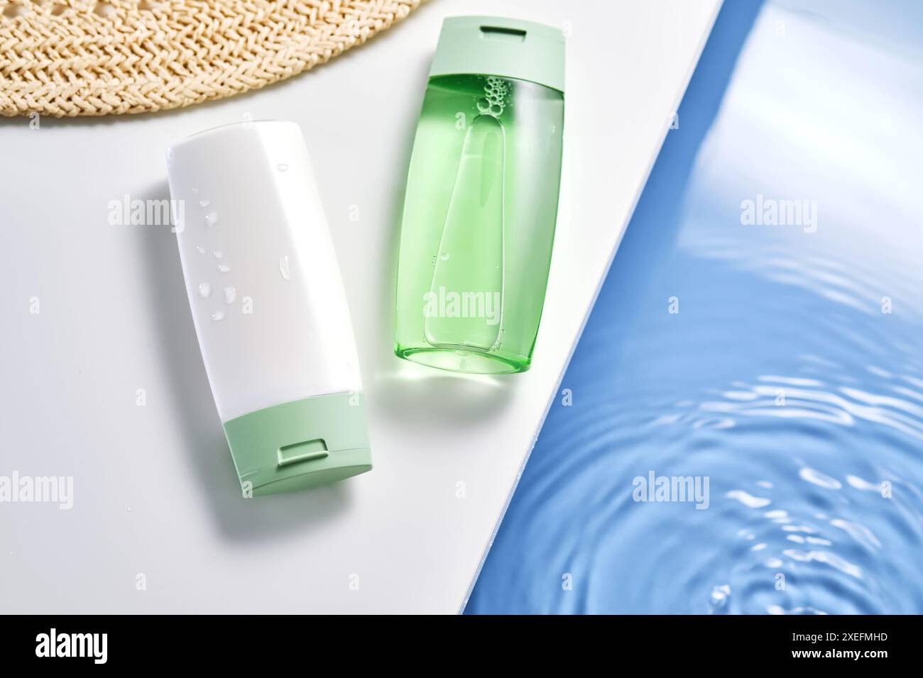 Shampooing et gel douche avec effet hydratant et protection solaire. Banque D'Images