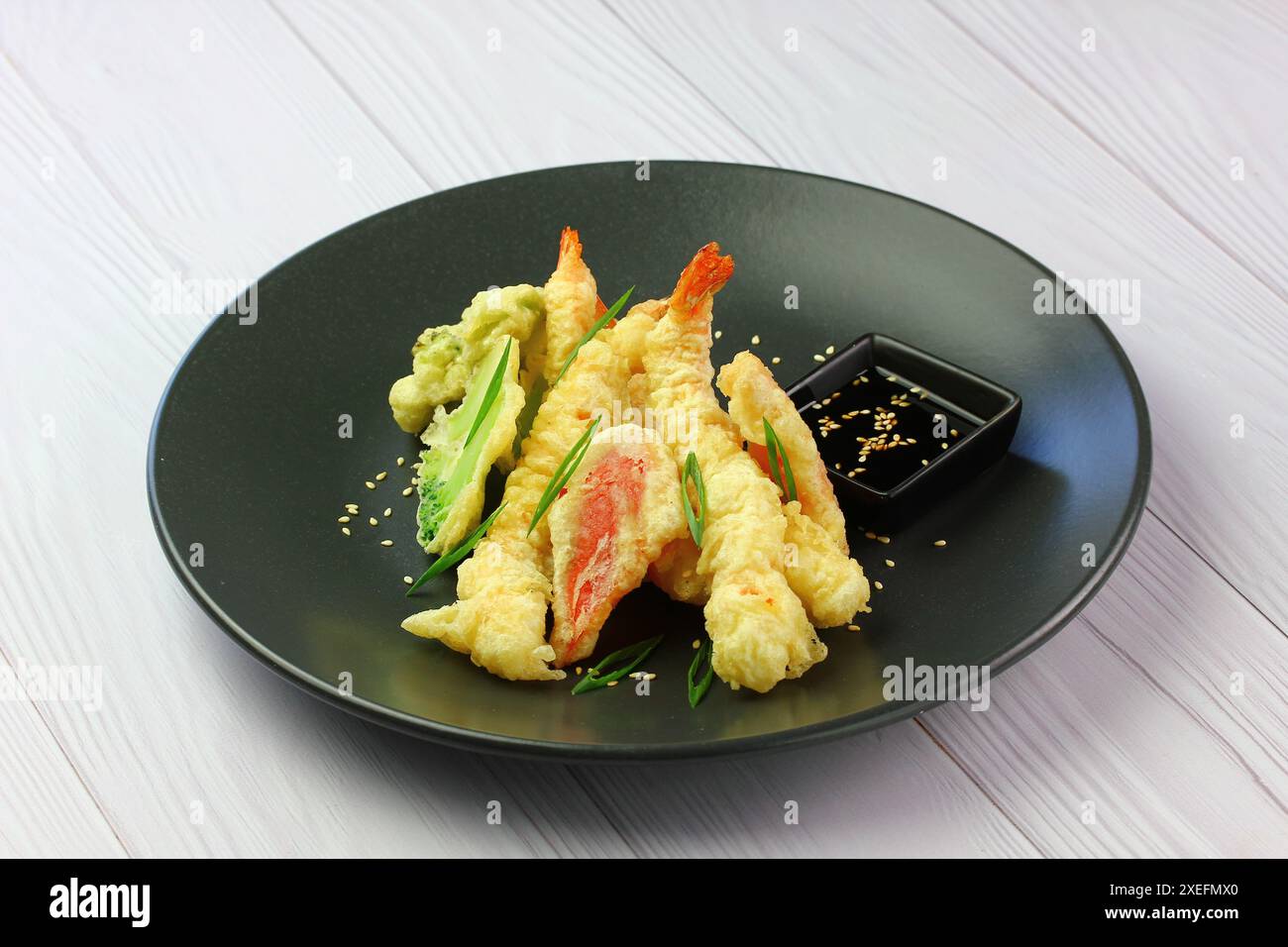 Tempura de crevettes placé sur un fond blanc. Tempura est une cuisine japonaise. Il est des crevettes frites japonaises. Vue de dessus Banque D'Images