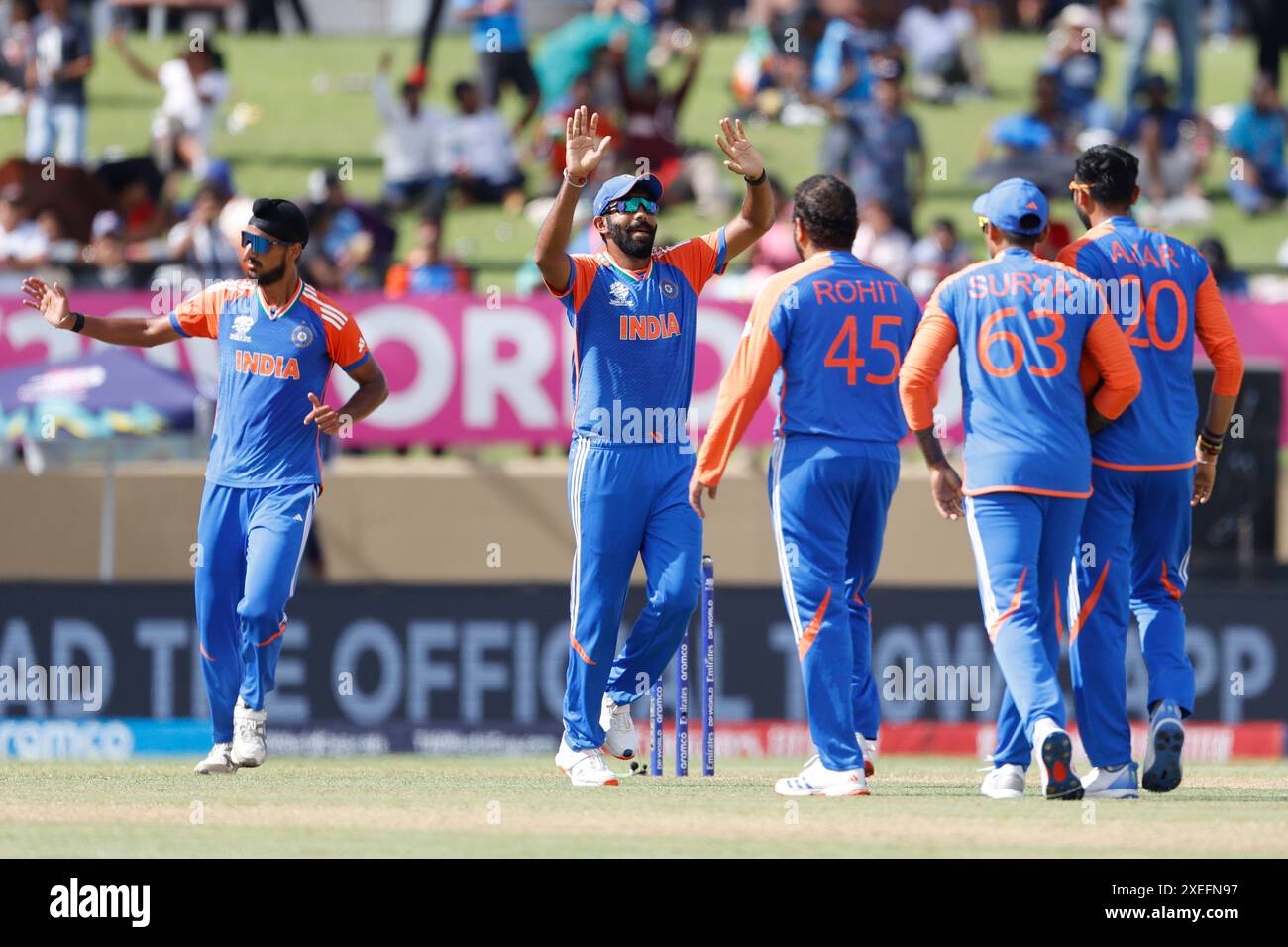 L'indien Axar Patel célèbre après avoir pris le guichet de l'anglais Jos Buttler lors de la demi-finale de la Coupe du monde masculine T20 2024 de l'ICC au Providence Stadium de Georgetown, en Guyane. Date de la photo : jeudi 27 juin 2024. Banque D'Images