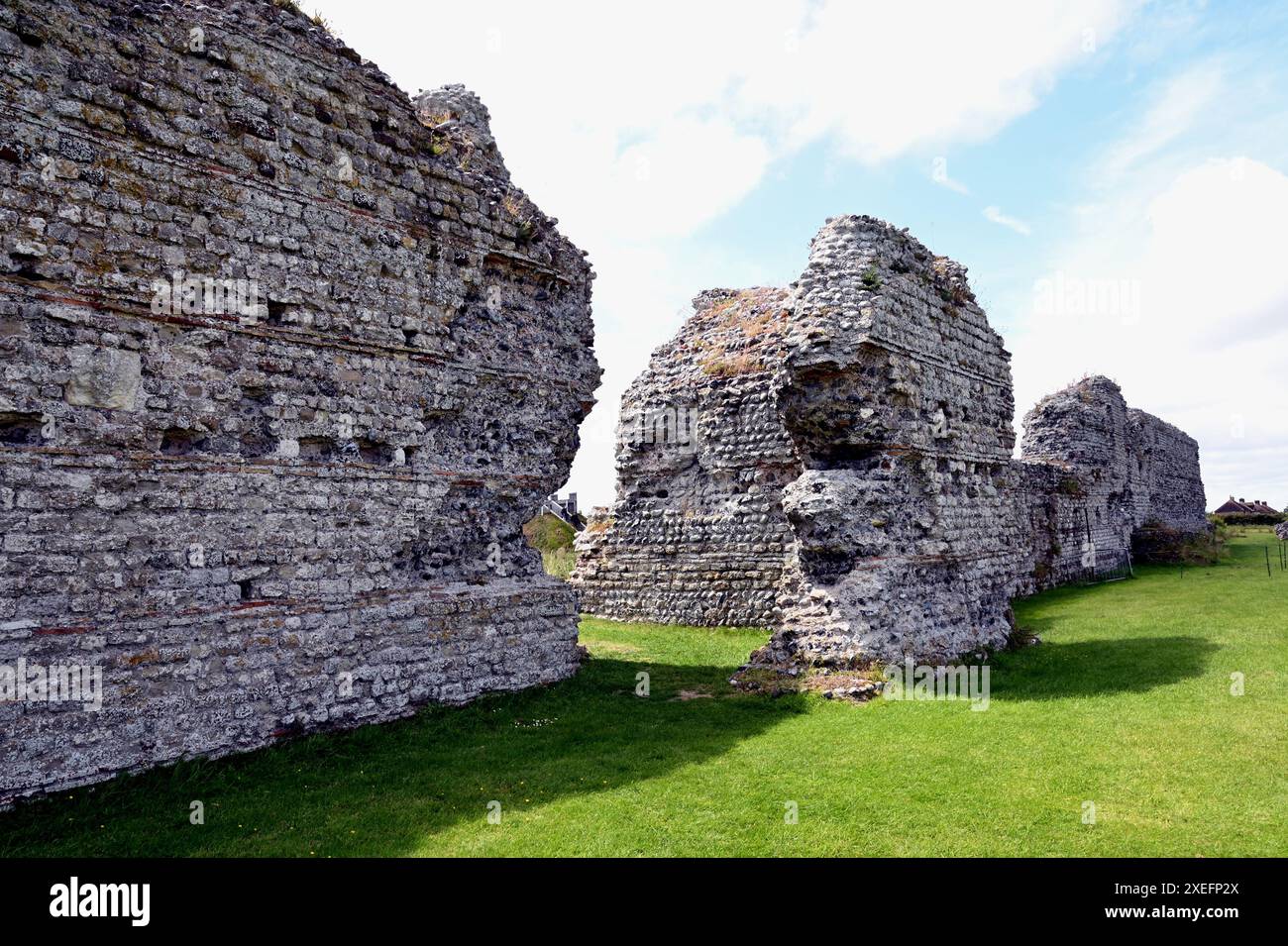 Une petite porte, appelée Postern, au fort romain de Richborough, Kent. Le fort était la tête de pont romaine pour l'invasion de Britannia en 43 après JC. Banque D'Images