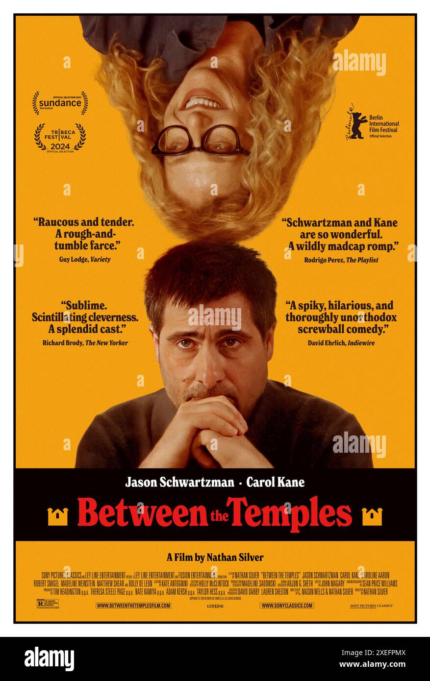 Between the temples (2024) réalisé par Nathan Silver et mettant en vedette Jason Schwartzman, Carol Kane et Dolly de Leon. Un chantre dans une crise de foi trouve son monde bouleversé lorsque son professeur de musique d'école primaire rentre dans sa vie en tant que nouvel élève adulte de Bat Mitzvah. Affiche US One Sheet ***USAGE ÉDITORIAL SEULEMENT***. Crédit : BFA / Sony Pictures Classics Banque D'Images