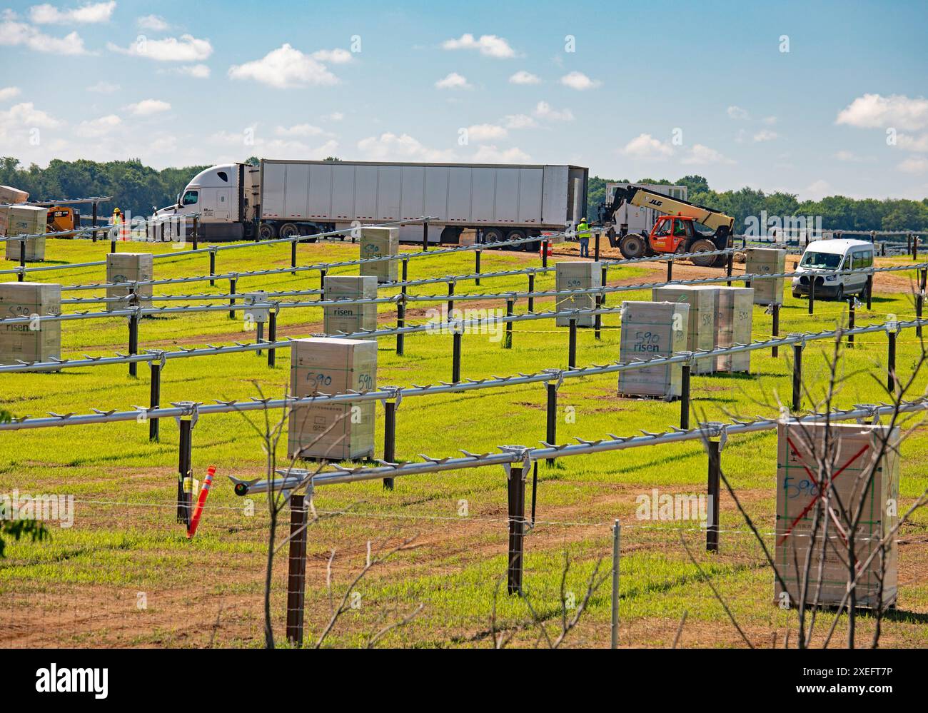 Albion, Michigan - construction d'une ferme solaire par AES Corporation. Des boîtes de panneaux solaires de Risen Energy, une entreprise chinoise, attendent leur installation. Banque D'Images