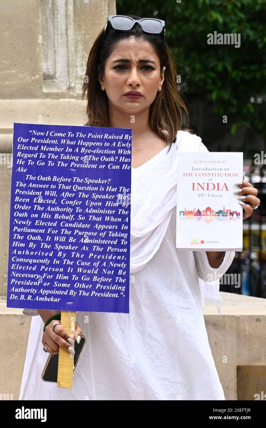 Kolkata, Inde. 27 juin 2024. KOLKATA, INDE - JUIN 27 : deux députés nouvellement élus du Trinamool Congress (TMC) au Bengale occidental, Sayantika Banerjee, organisent une manifestation (2ème jour) devant la statue de B R Ambedkar dans les locaux de l'Assemblée après que le gouverneur du Bengale occidental CV Ananda Bose a refusé d'accepter leur demande de prestation de serment dans la salle de l'Assemblée, le 27 juin 2024 à Kolkata, en Inde. (Photo de Samir Jana/Hindustan Times/Sipa USA ) crédit : Sipa USA/Alamy Live News Banque D'Images