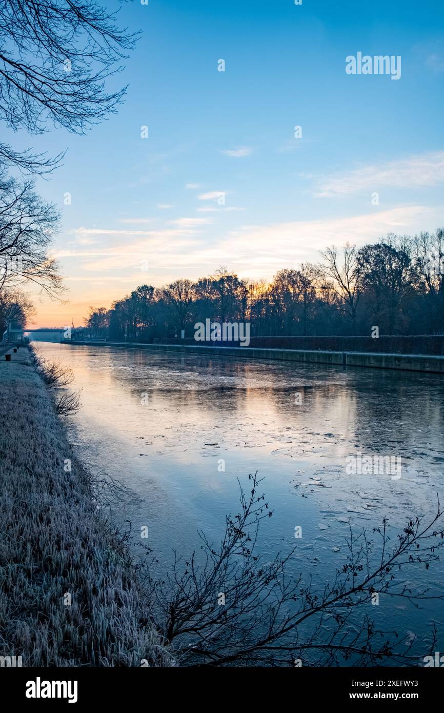 Reflet de l'aube : lever de soleil d'hiver au bord de la rivière Banque D'Images