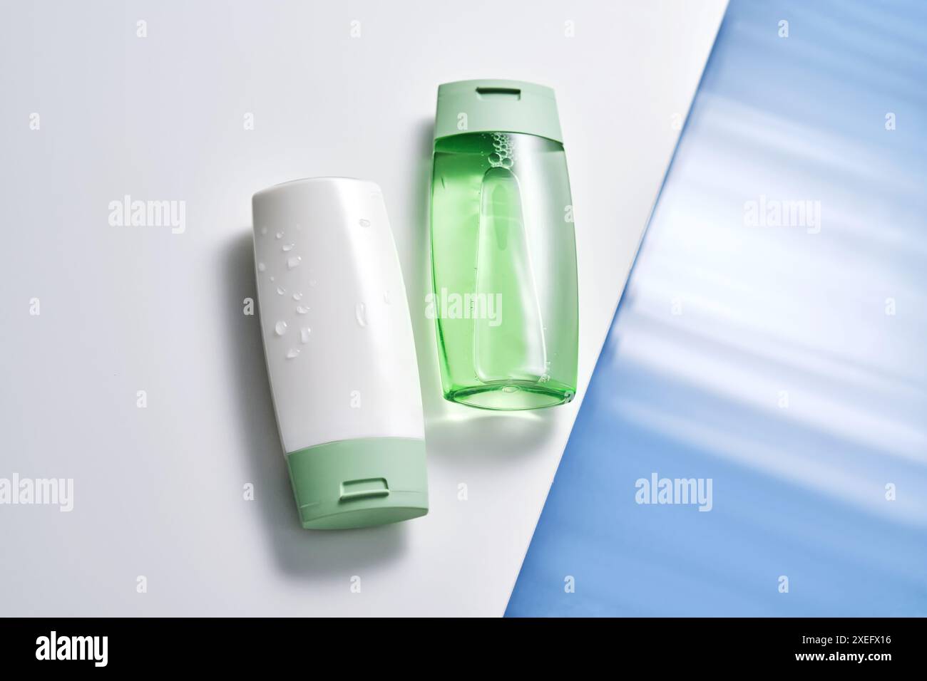 Shampooing et gel douche avec effet hydratant et protection solaire. Banque D'Images