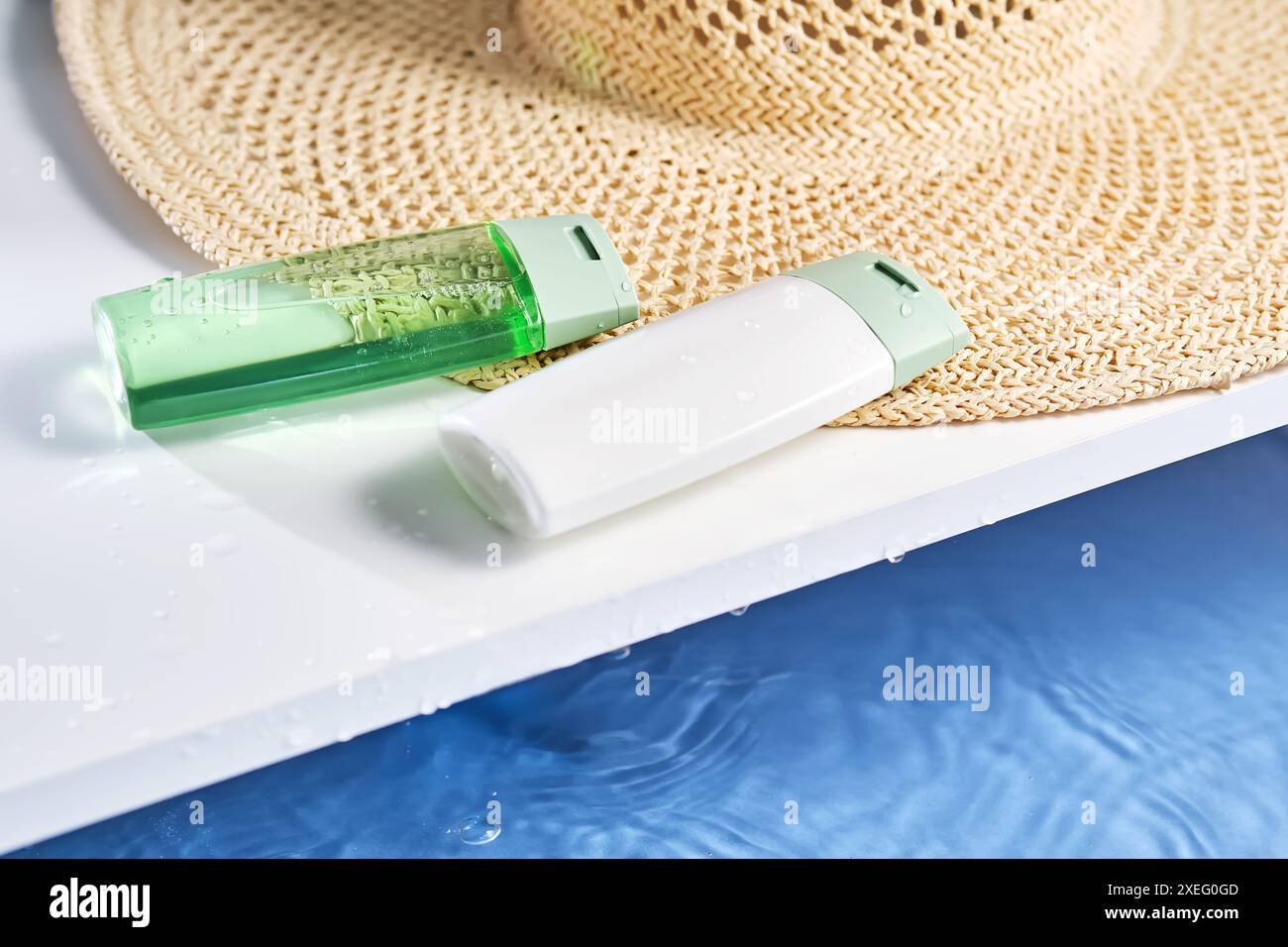 Shampooing et gel douche avec effet hydratant et protection solaire. Banque D'Images