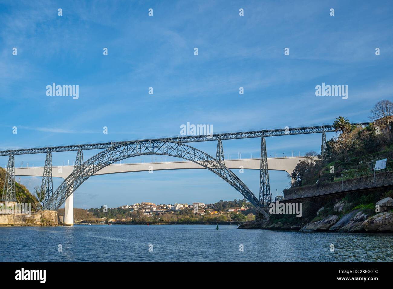 Pont Maria Pia sur le fleuve Douro Porto Portugal avec le pont Ponte da Arrabida derrière Banque D'Images