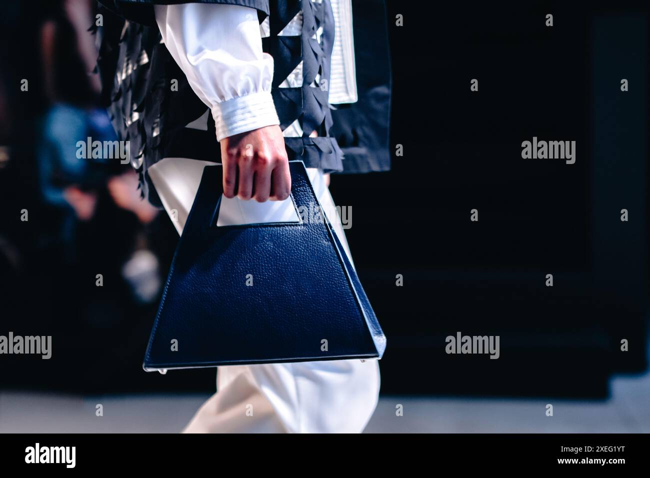 Petit sac à main en cuir bleu dans la main d'une femme. Vêtements et accessoires élégants. Détails de mode Banque D'Images