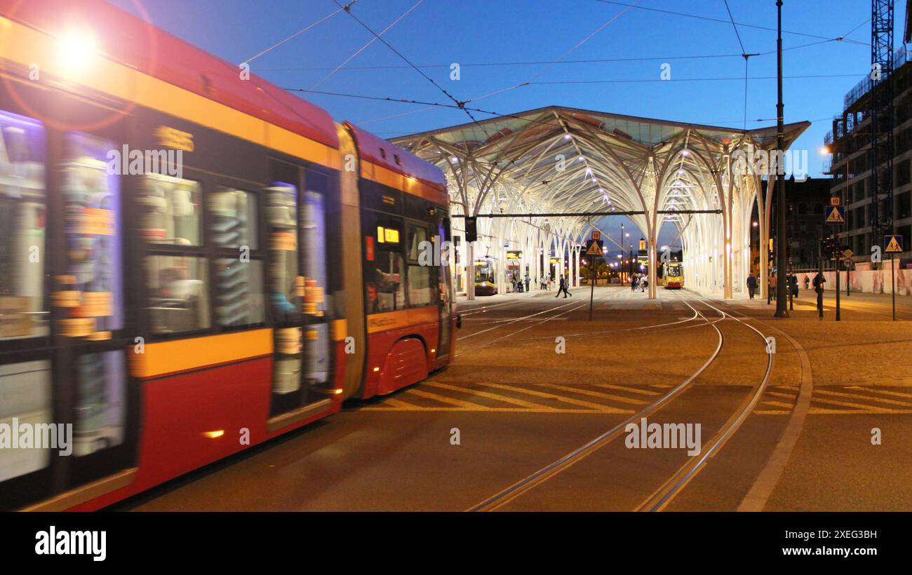Tramway de nuit circulant autour de la ville. Tram rouge de Lodz. Tramway moderne circulant autour de la ville. Tramway rouge allant en ville Banque D'Images