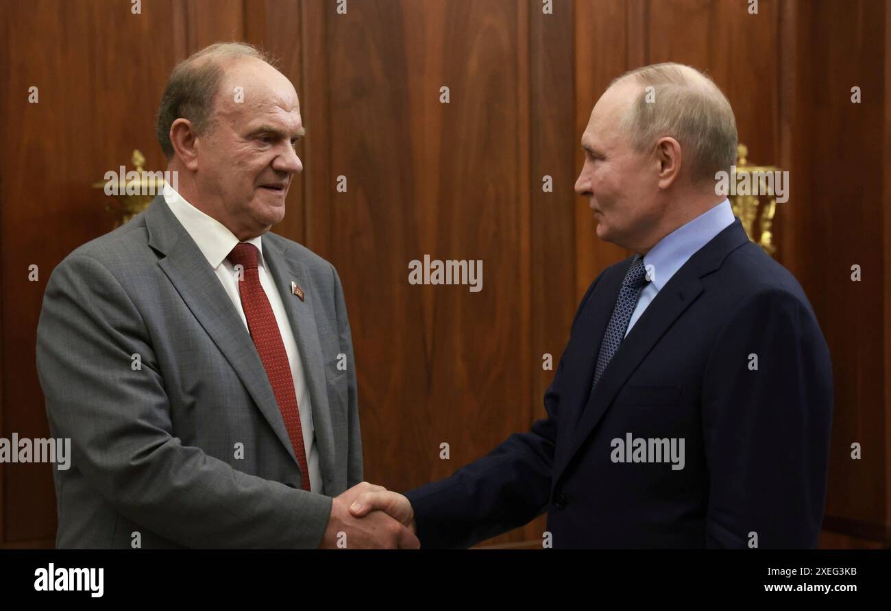 Moscou, Russie. 27 juin 2024. Le président russe Vladimir Poutine, à droite, salue le leader du Parti communiste Gennady Zyouganov, à gauche, à l'occasion de son 80ème anniversaire et ayant reçu le titre de héros du travail, au Kremlin, le 27 juin 2024, à Moscou, Russie. Crédit : Vyacheslav Prokofyev/Kremlin Pool/Alamy Live News Banque D'Images