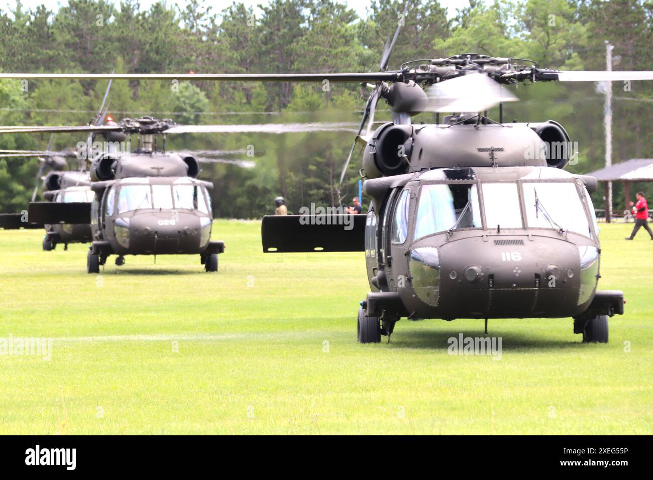 Les équipages du 1er Bataillon du 147th Aviation Regiment de la Garde nationale du Wisconsin exploitent des hélicoptères UH-60 Black Hawk le 5 juin 2024 à Fort McCoy, Wisconsin. Les membres de l'unité effectuent régulièrement des opérations de formation à Fort McCoy et l'unité soutient également de nombreux événements de formation à l'installation chaque année. Selon la fiche d’information de l’Armée de terre du Black Hawk, sa mission est de fournir des assauts aériens, un soutien général, une évacuation aéromédicale, un commandement et un contrôle, ainsi qu’un soutien aux opérations spéciales pour les opérations de combat, de stabilité et de soutien. Le UH-60 est également le transport tactique utilitaire de l'armée HE Banque D'Images