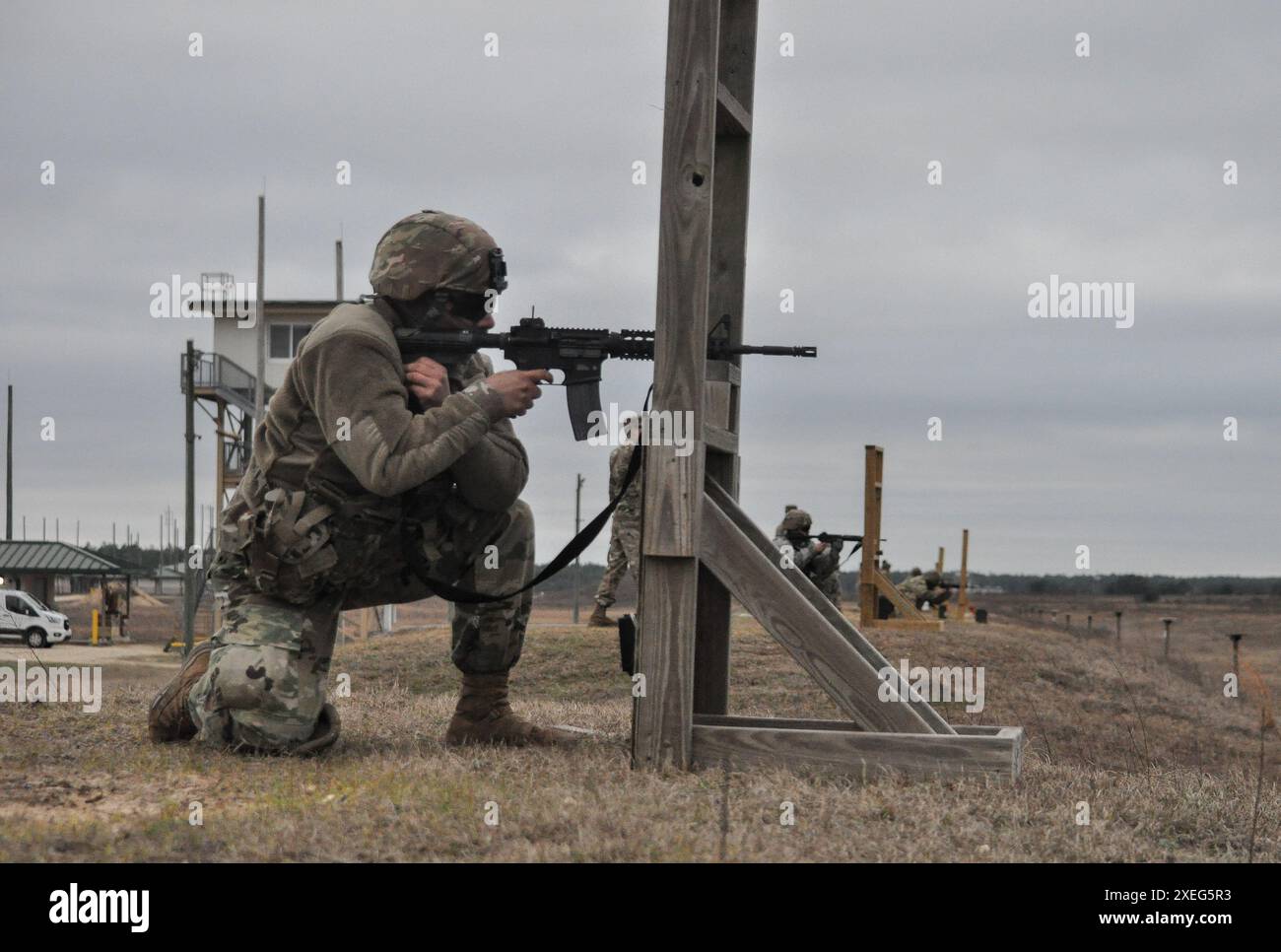 Les soldats participant à la 2024 350e compétition CACOM Best Squad complètent des cours de qualification pour la carabine M4 et le pistolet M17. (Photo de l'armée américaine par le lieutenant Col. Adam Weece) Banque D'Images