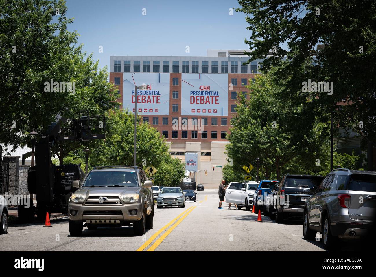 Atlanta, Géorgie, États-Unis. 26 juin 2024. De grandes bannières sont affichées sur le complexe de CNN, où se tiendra le premier débat présidentiel de 2024. (Crédit image : © Robin Rayne/ZUMA Press Wire) USAGE ÉDITORIAL SEULEMENT! Non destiné à UN USAGE commercial ! Banque D'Images