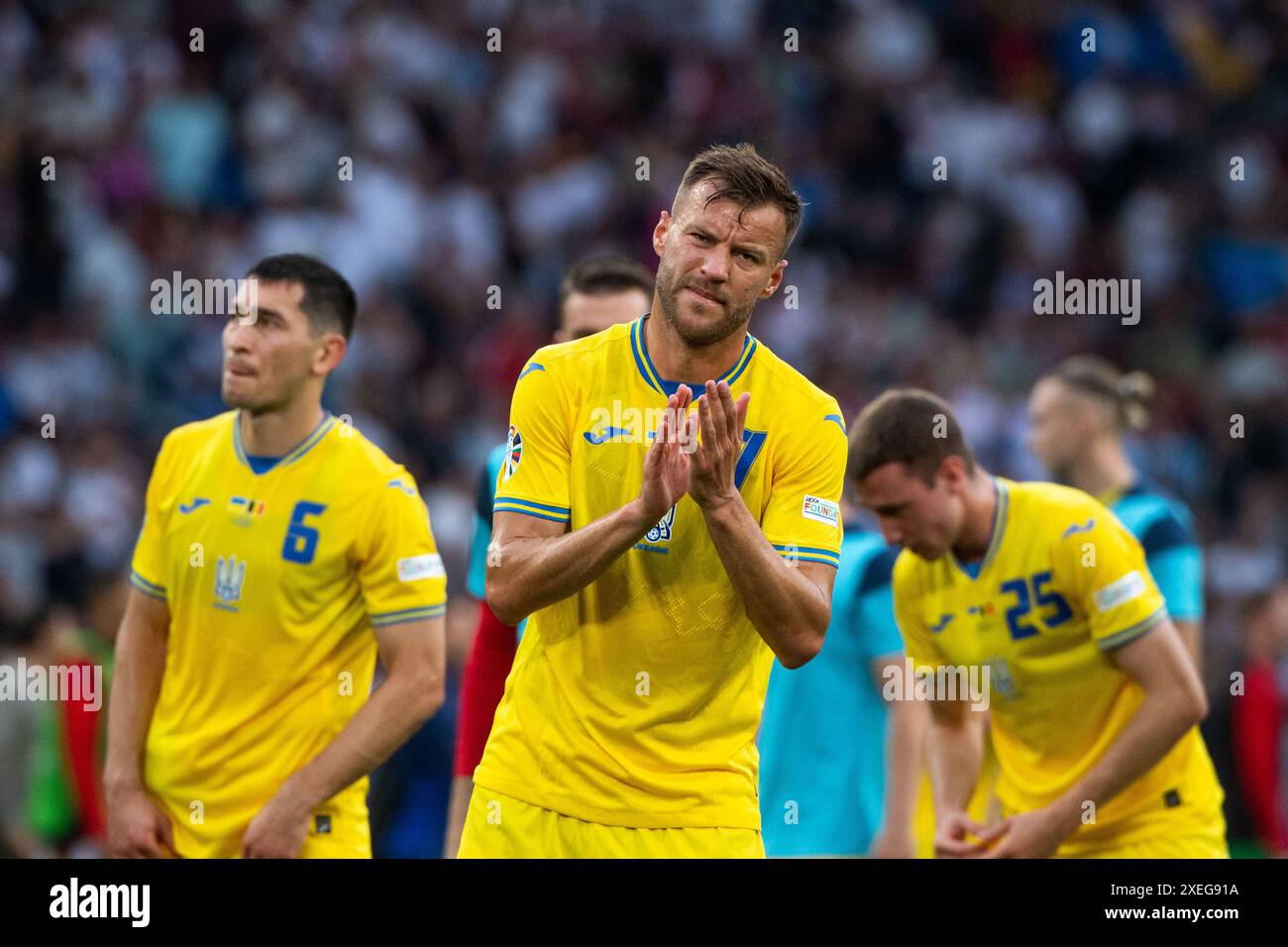 Andrii Yarmolenko (Ukraine, #07), Vladyslav Vanat (Ukraine, #25), Taras Stepanenko (Ukraine, #06) ist enttauescht ueber das Unentschieden und ausscheiden aus dem Turnier, GER, Ukraine (UKR) vs Belgique (bel), Fussball Europameisterschaft, UEFA EURO 2024, Gruppe E, 3. Spieltag, 26.06.2024 Foto : Eibner-Pressefoto/Michael Memmler Banque D'Images