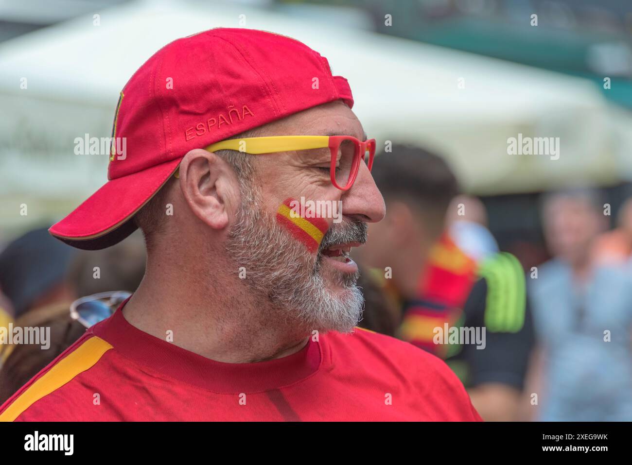 Un fan de football espagnol observe la foule en fête dans la vieille ville de Düsseldorf pendant l'EURO 2024 Banque D'Images