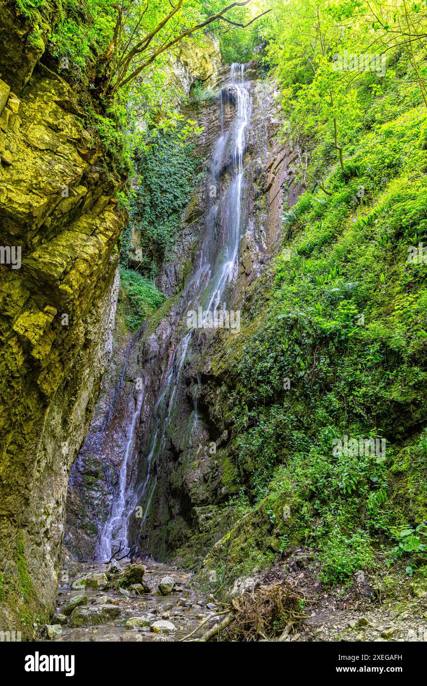 Le long de la plus haute des deux cascades Skoka jusqu'à la ville de Teteven, Bulgarie Banque D'Images