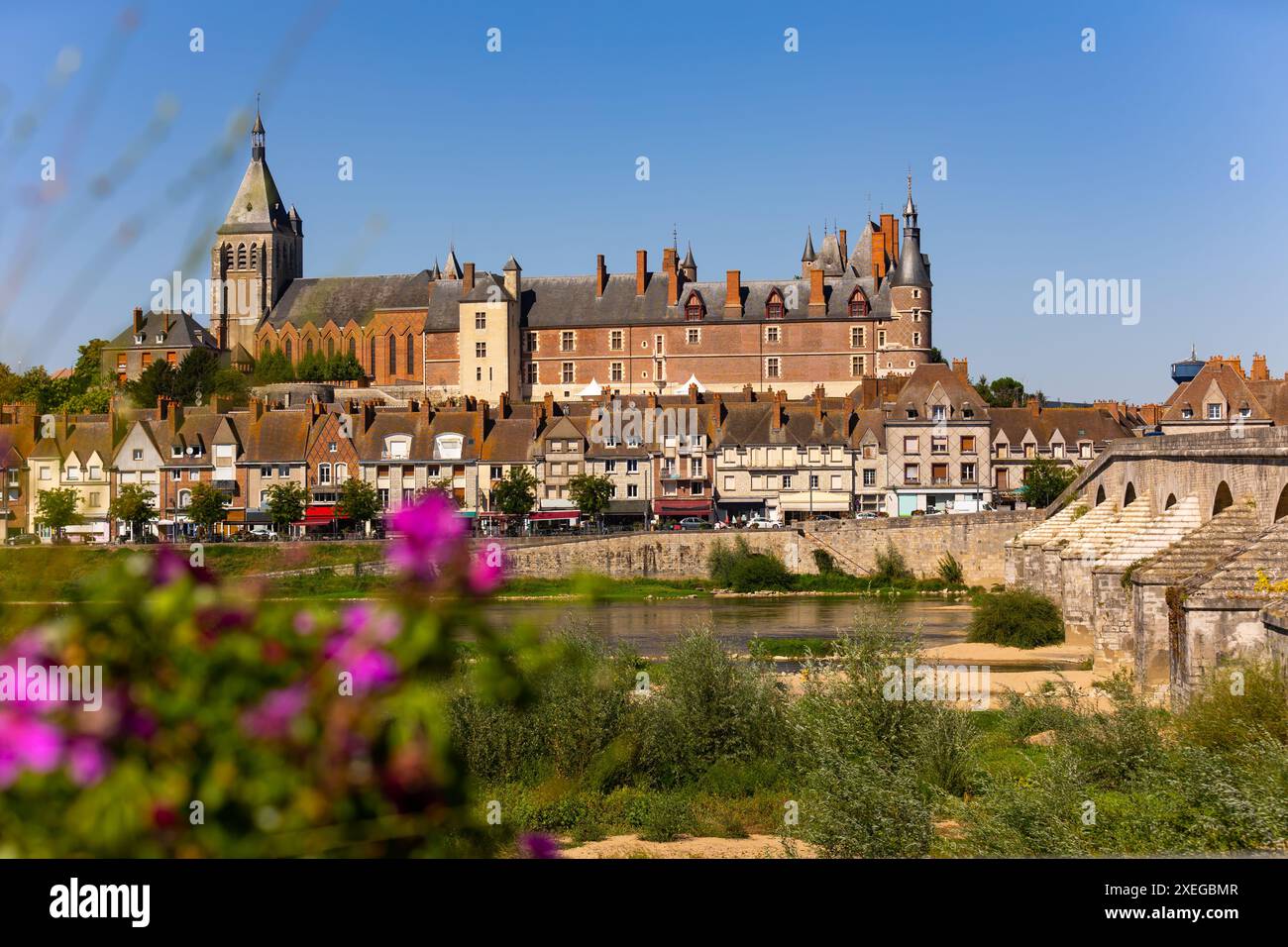 Gien paysage urbain sur la rive de la Loire avec château médiéval et pont voûté Banque D'Images