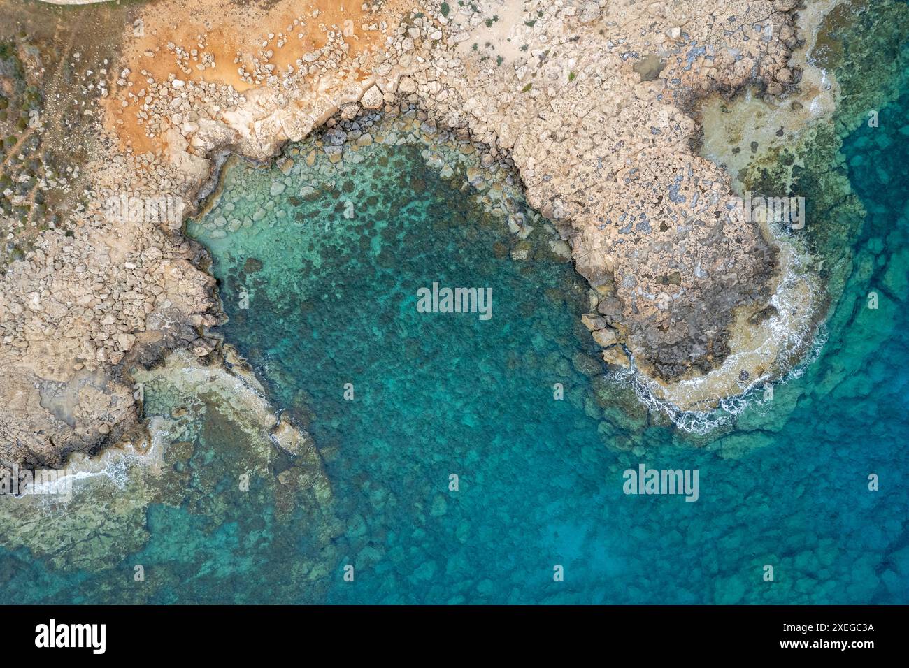 Drone aérien de côte de mer rocheuse eau turquoise transparente. Vue de dessus sur la mer. Banque D'Images