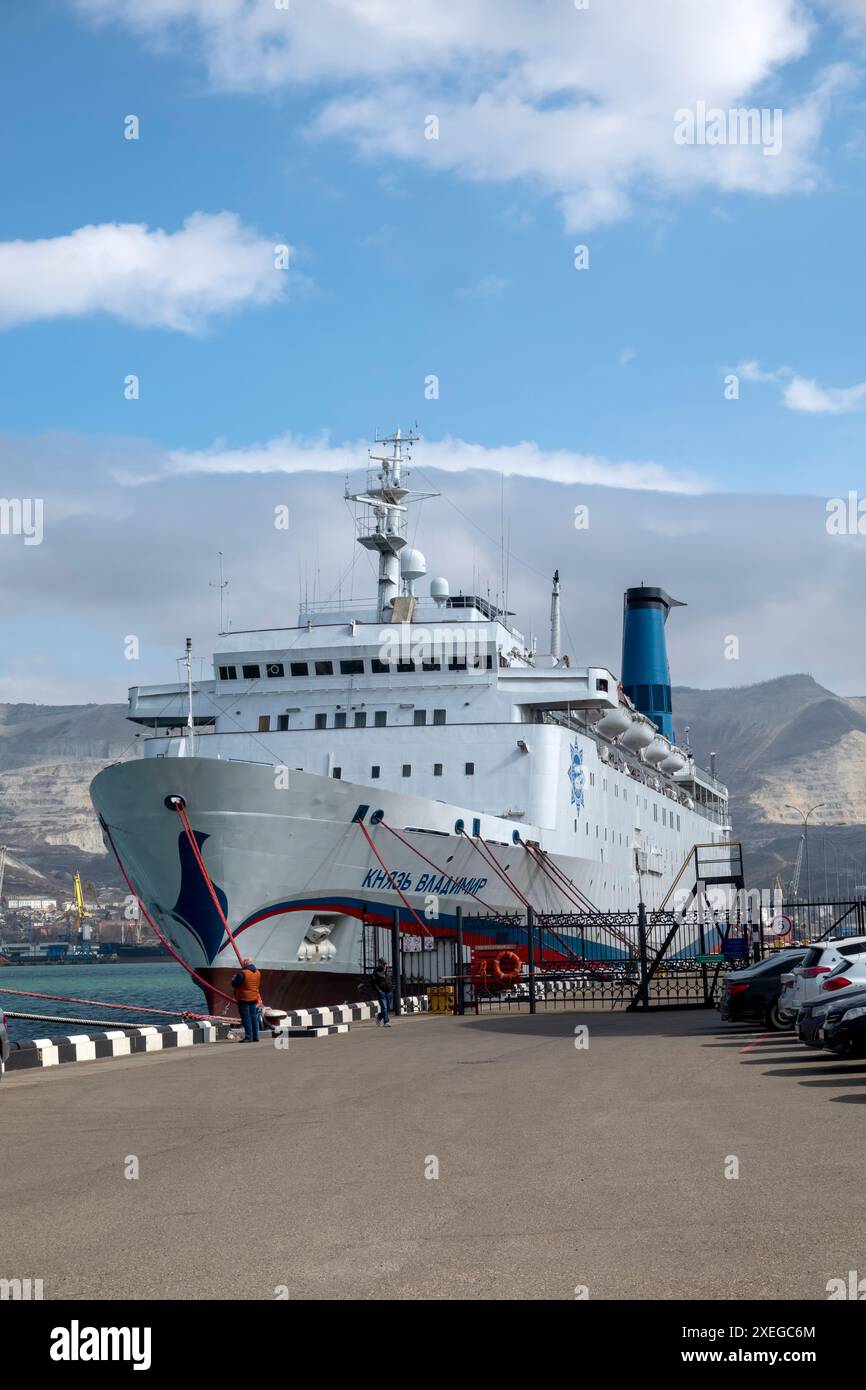 Le navire Prince Vladimir à l'embarcadère. Russie, région de Krasnodar, Novorossiysk, 22 mars 2024 Banque D'Images