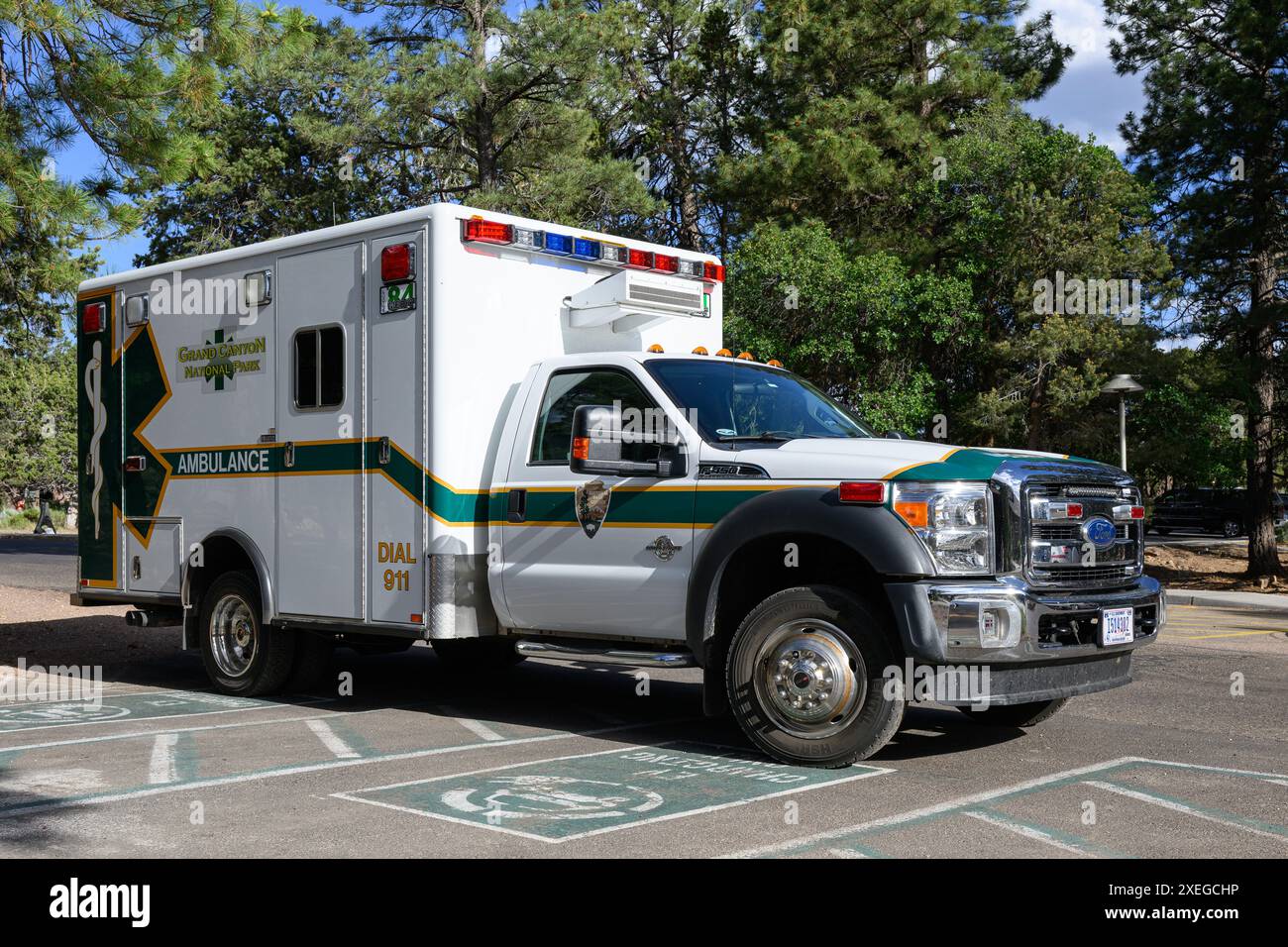 Grand Canyon, Arizona, États-Unis - 21 juin 2024 ; ambulance de premier intervenant dans le parc national du Grand Canyon avec pancarte Banque D'Images