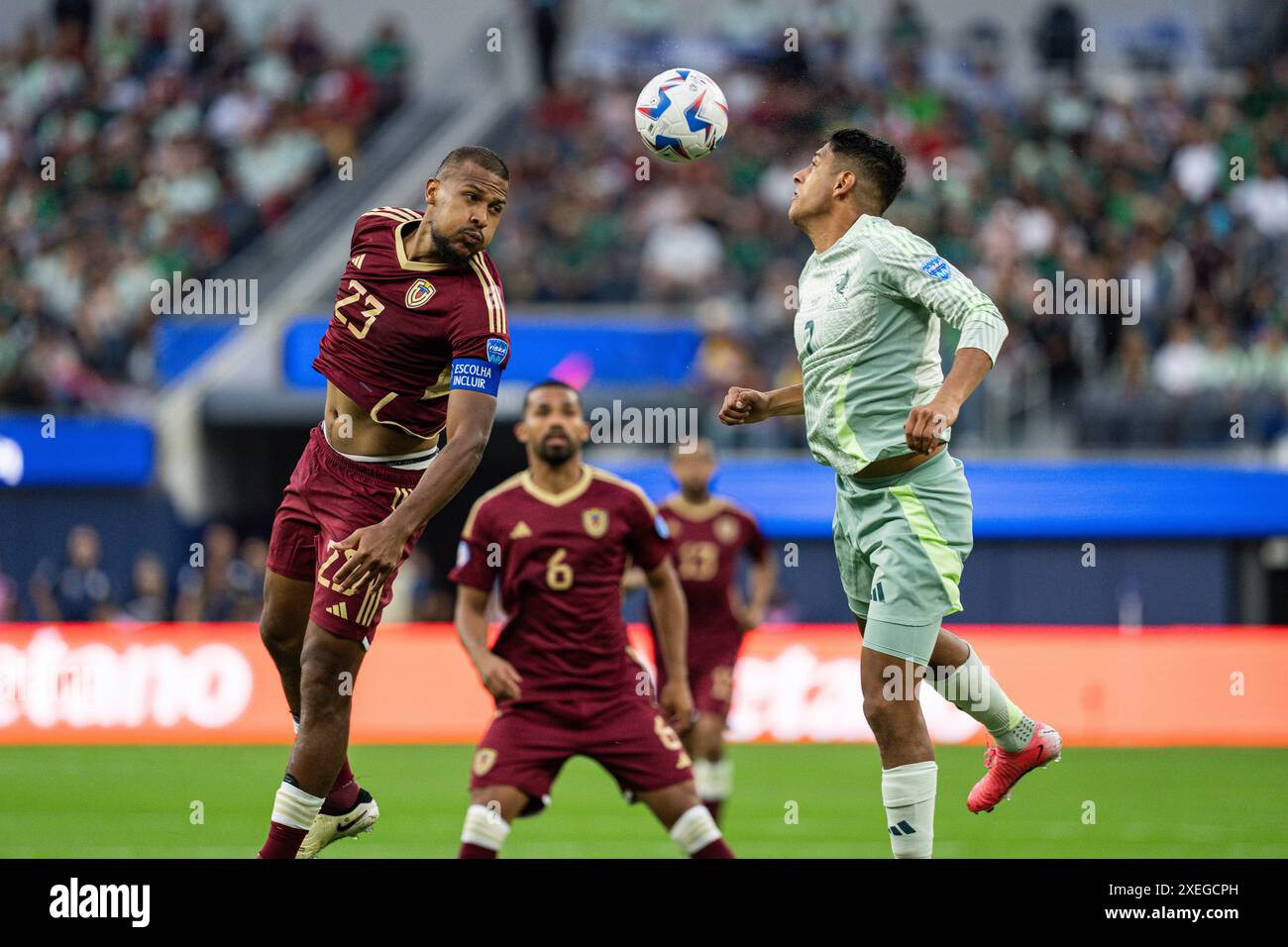 L’attaquant vénézuélien José Salomón Rondón (23 ans) et le défenseur mexicain Jorge Sánchez (2 ans) sautent pour une tête lors de la phase de groupes de la Copa América, mercredi juin Banque D'Images