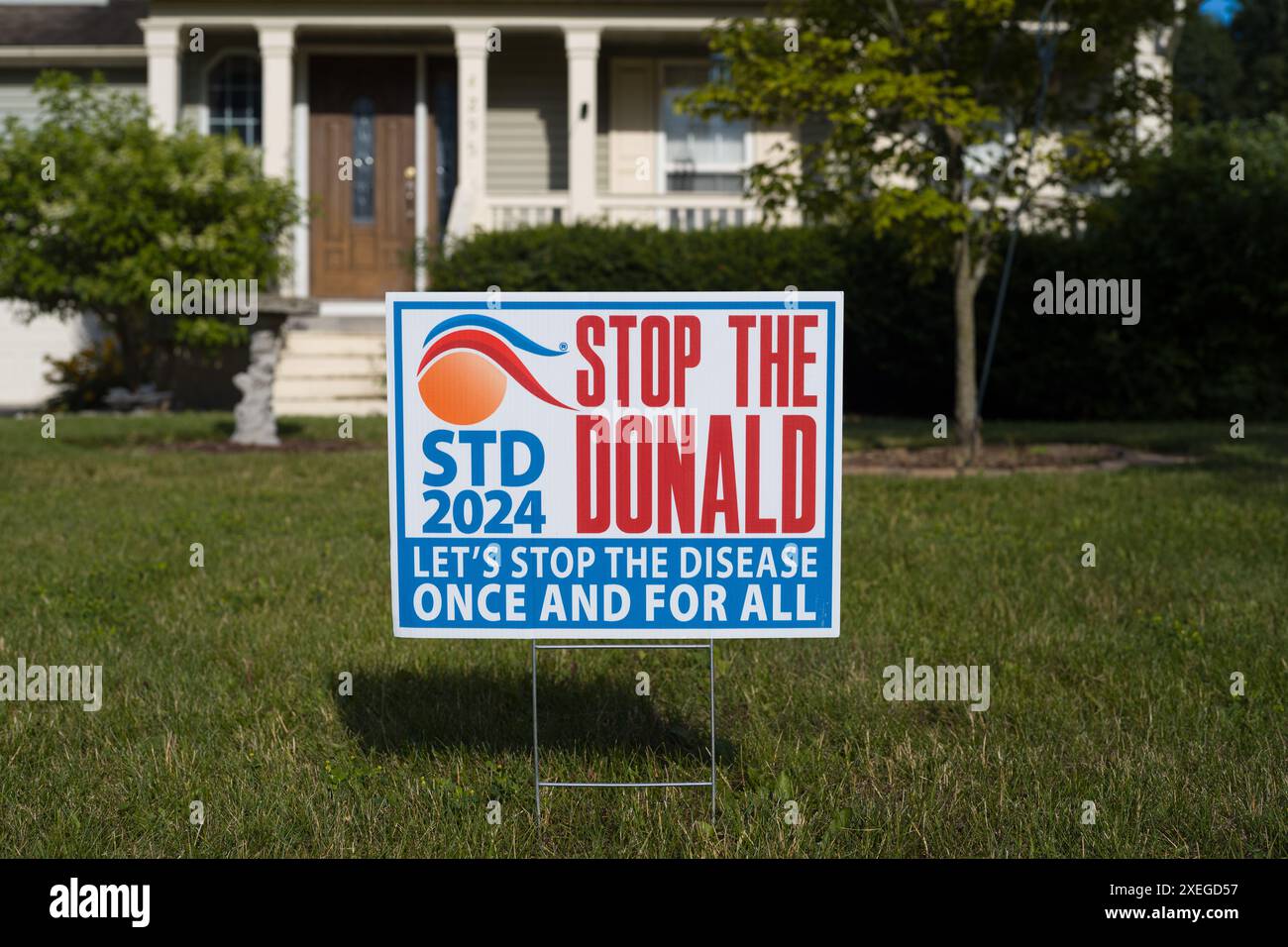 Arrêtez le Donald STD 2024 arrêtons la maladie une fois pour toutes anti-Trump yard signe devant une maison de banlieue Banque D'Images