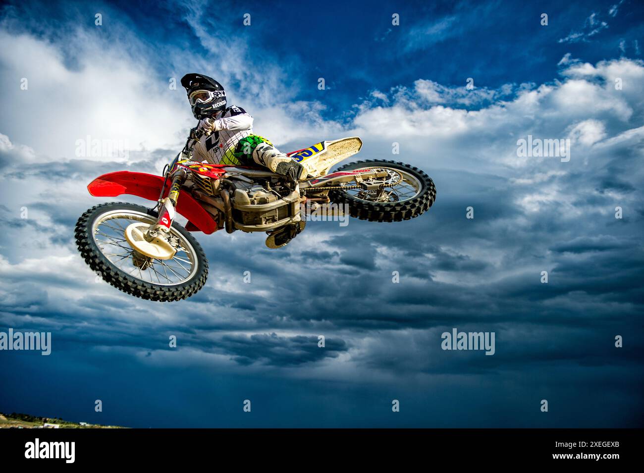 Il vole dans les airs avec la plus grande facilité sur sa moto de motocross lors d'une course hors route Banque D'Images