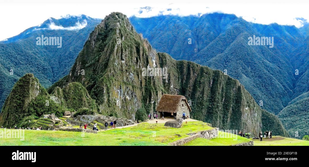 La maison de garde est la première structure rencontrée en passant par l'entrée principale au Machu Picchu Banque D'Images