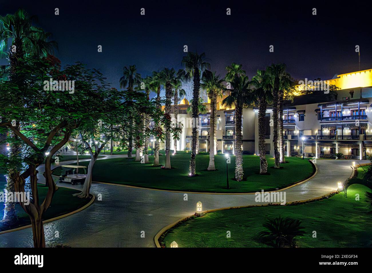 Vue nocturne sur le parc illuminé comme le terrain de l'hôtel de luxe Mena House, situé au pied de la Grande Pyramide Banque D'Images