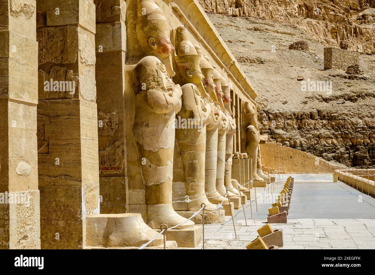 Façade du temple funéraire du pharaon la Reine Hatshepsout avec colonnes et statues d'Osiris à Deir el-Bahari Banque D'Images