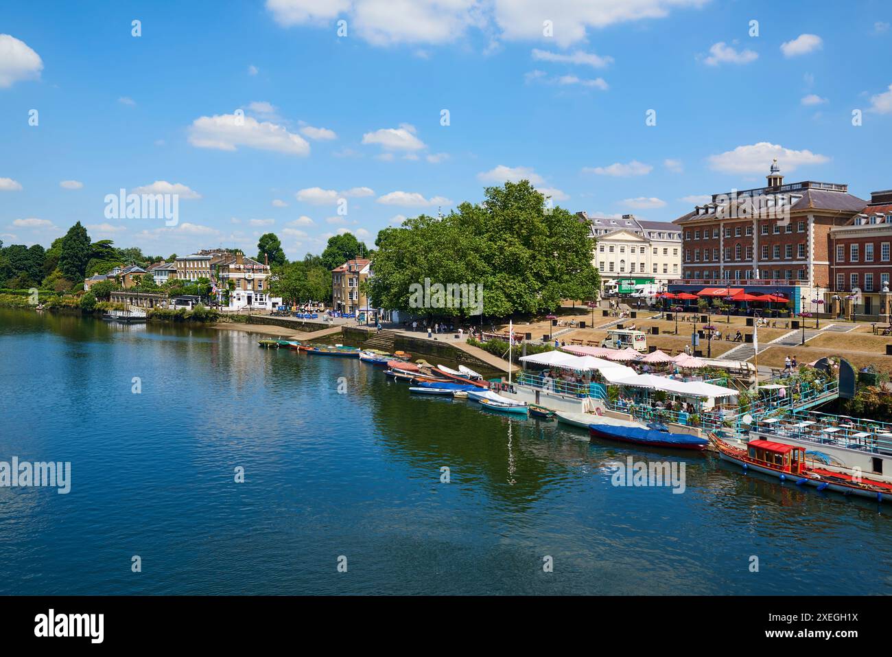 Le front de mer à Richmond-upon-Thames, Greater London UK, en été, regardant à l'est depuis Richmond Bridge Banque D'Images